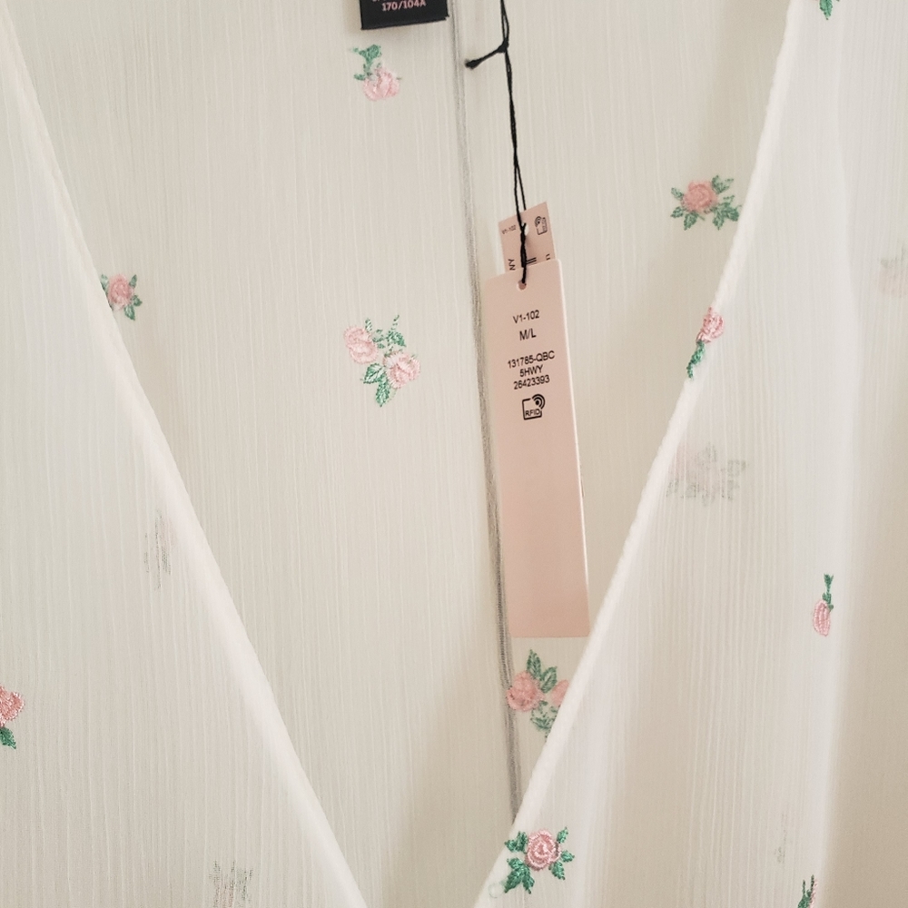 NWT VS Beautiful Sheer Robe🌹 - Picture 5 of 8